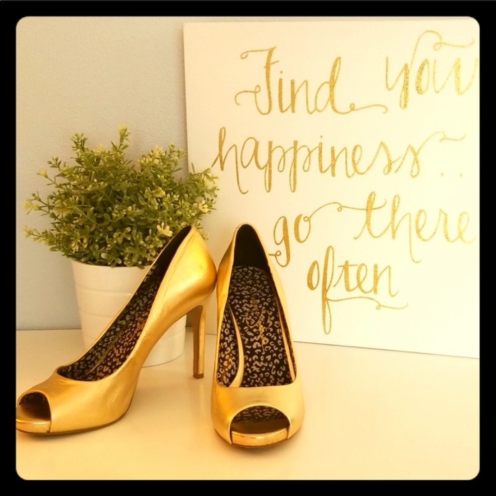 Jessica Simpson Gold Pumps